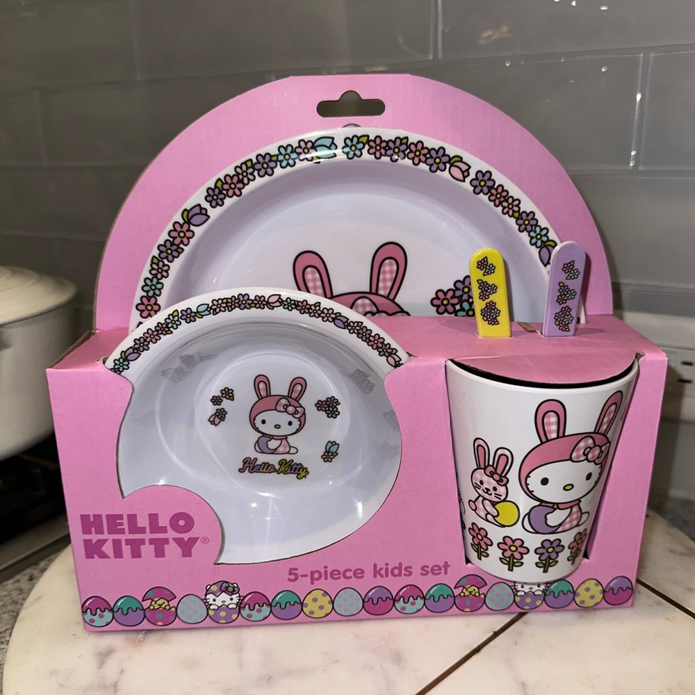 NWT Hello Kitty Sanrio Easter Floral 5 Piece Melamine Kids Dinnerware Set